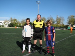 El colegiado con los capitanes del partido