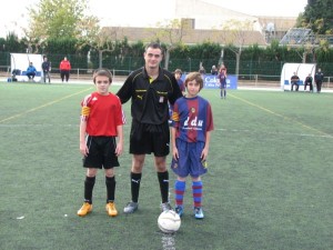 IMG_5274 El colegiado con los capitanes del partido