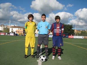 El colegiado con los capitanes del partido