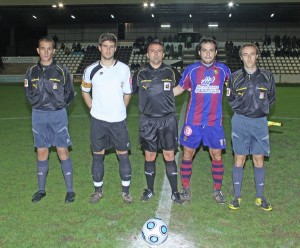 El trio arbitral con los capitanes del partido