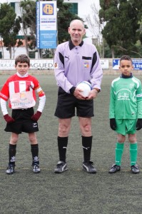 El colegiado con los capitanes del partido