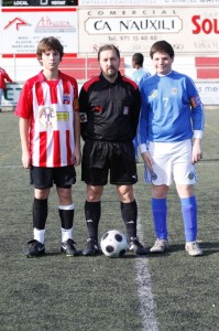 El colegiado con los capitanes del partido