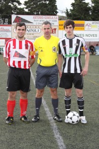 El colegiado con los capitanes del encuentro