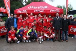 El Colegio Montesión posa con la copa de campeón ayer al mediodía tras ganar al San Pedro. 