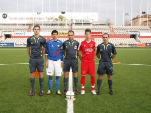 El trío arbitral con los capitanes del encuentro