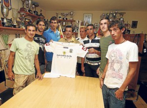 El presidente de la Peña, Juan Marí, en el centro, junto a los fichajes.  V.M