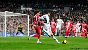 Raul-Albiol-centrando-al-area-del-Almeria