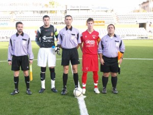 El trío arbitral con los capitanes del partido. Foto Pere de Lleida