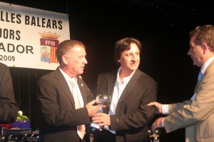 Toni Medina recogiendo el premio por el ascenso del Son Ferrer de manos del presidente del comite de entrenadores