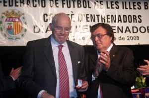 Miguel Bestard entrega la medalla de oro a Luis Aragones