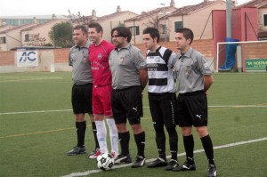 El trío arbitral con los capitnaes del partido