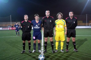 El trio arbitral con los capitanes del partido