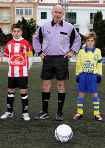 El colegiado con los capitanes del partido