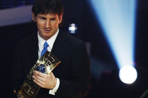 Messi posa con el trofeo de mejor jugador del mundo EFE
