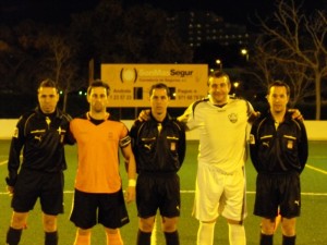 El colegiado con los capitanes del partido