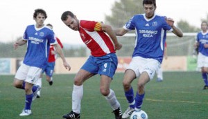 Bonilla (d) será uno de los referentes ofensivos del Sant Rafel en el partido de hoy ante el Santanyí.  V. MARÍ