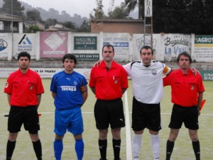 El trío arbitral con los capitanes del encuentro