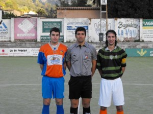 El colegiado con los capitanes del encuentro