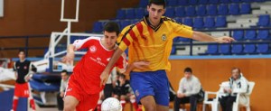 Imagen del primer partido que jugaron ayer Madrid y Valencia en el pabellón municipal de Santa Eulària.  J.A. RIERA