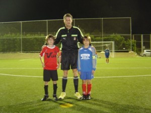 El colegiado con los capitanes del partido