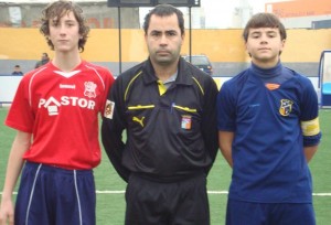 El colegiado con los capitanes del partido