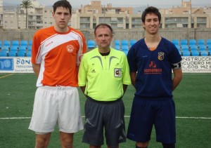 El Colegiado con los capitanes del partido