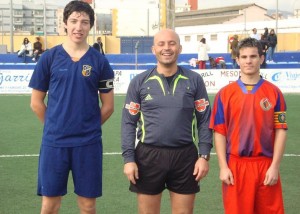 El Colegiado con los capitanes del partido