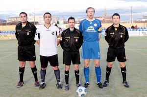 El trio arbitral con los capitanes del partido