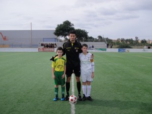 El colegiado con los capitanes del partido