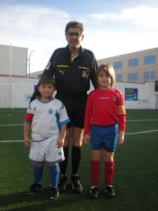 El colegiado con los capitanes del partido