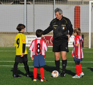 El colegiado con los capitanes del partido