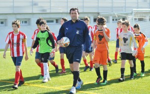 El colegiado con los dos equipos