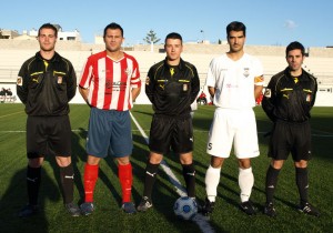 El trio arbitral con los capitanes del partido