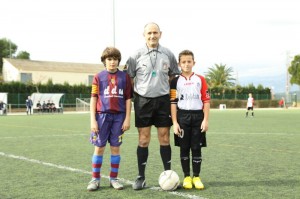 El colegiado con los capitanes del partido