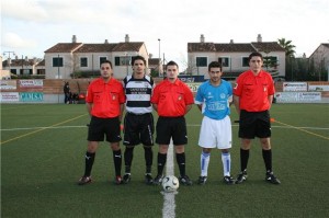 El trio arbitral con los capitanes del partido