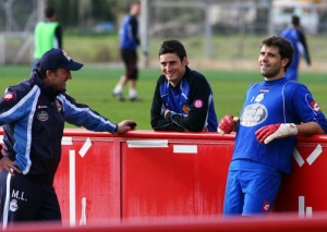 Junto a Lotina y Aranzubía. Aritz Aduriz, que con toda seguridad jugará mañana ante el Getafe en los cuartos de final de la Copa del Rey ya que no podrá hacerlo el domingo ante el Espanyol por sanción, coincidió ayer en Son Bibiloni con el entrenador del Deportivo, Miguel Angel Lotina y con su ex compañero en el Athletic, el guardameta Aranzubía.  Foto: Tooru Shimada