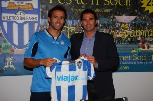 Arnau con el presidente el día de su presentación