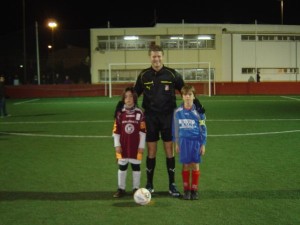 El colegiado con los capitanes del partido