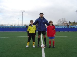 El colegiado con los capitanes del partido