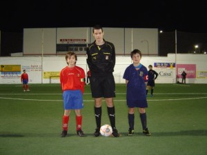 El colegiado con los capitanes del partido