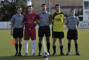 El colegiado con los capitanes del encuentro