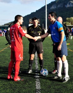 El trio arbitral con los capitanes