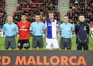 El trio arbitral con los capitanes del encuentro