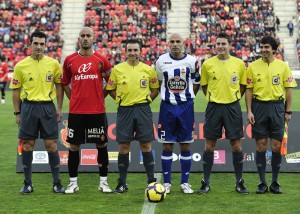 El trio arbitral con los colegiados del partido