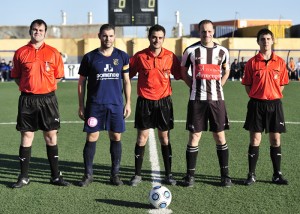 El trio arbitral con los capitnaes del partido