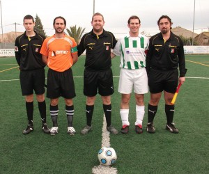 El trio arbitral con los capitanes del partido