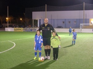 El colegiado con los capitanes del partido