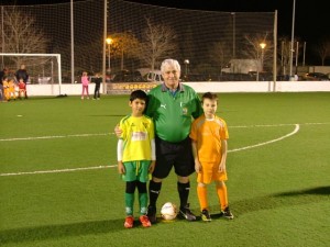 El arbitro con los capitanes del partido