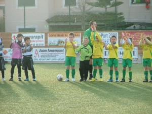 El colegiado con los dos equipos