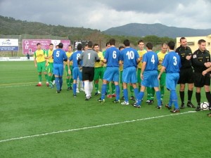 Los equipos saludandose en el campo